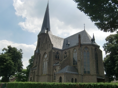 Weeze : Auf der Schanz, die kath. Heilig-Kreuz-Kirche im Ortsteil Wemb ist eine neugotische Kirche 